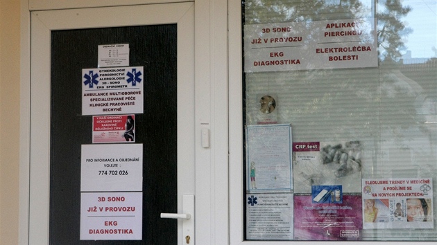 Vstup do ordinace falešné gynekoložky v Bechyni je stále vyzdoben množstvím Vstup do ordinace falešné gynekoložky v Bechyni je stále vyzdoben množstvím