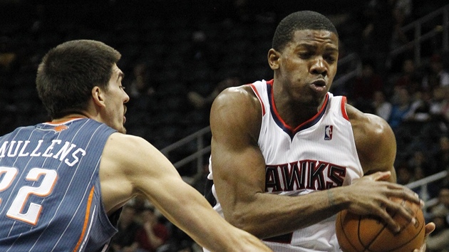 Joe Johnson (vpravo) z Atlanty míří ke koši Charlotte kolem Byrona Mullense. Joe Johnson (vpravo) z Atlanty míří ke koši Charlotte kolem Byrona Mullense.