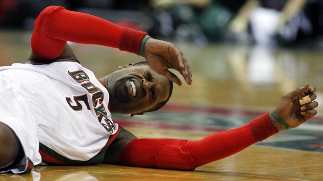 Stephen Jackson z Milwaukee Bucks se z palubovky zvedá jen pomalu..