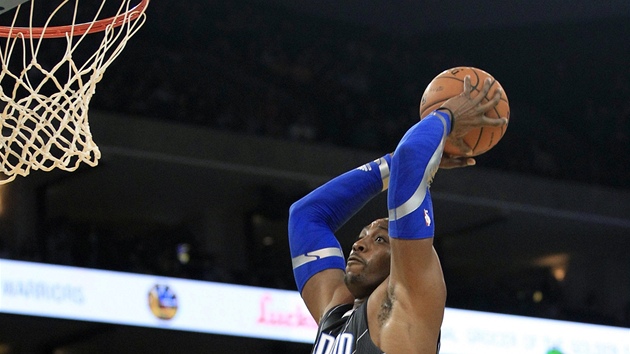 Dwight Howard z Orlanda smeuje v duelu s Golden State.