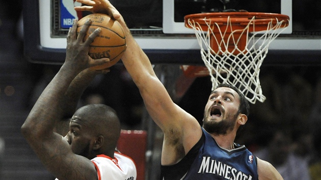 Kevin Love z Minnesoty blokuje Ivana Johnsona z Atlanty, Kevin Love z Minnesoty blokuje Ivana Johnsona z Atlanty,