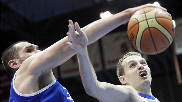 Jiří Černošek (vpravo) z Pardubic na doskoku nepředčil Savvase Manusose z Jiří Černošek (vpravo) z Pardubic na doskoku nepředčil Savvase Manusose z