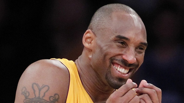 TAK TO JE PRA. Kobe Bryant z LA Lakers se usmívá po vítzné stele spoluhráe
