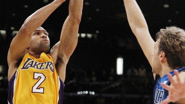 JE TO TAM, JE TO TAM! Derek Fisher z LA Lakers stílí pes Dirka Nowitzkého z