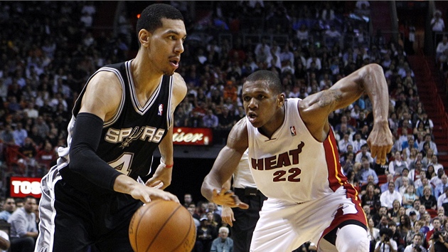 Danny Green (vlevo) ze San Antonia obchází Jamese Jonese z Miami.