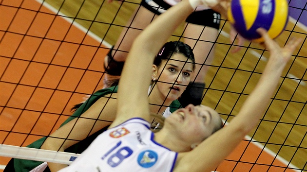 Ivona Svobodníková (v zeleném) z KP Brno v duelu s portugalským Ribeirense Pico.