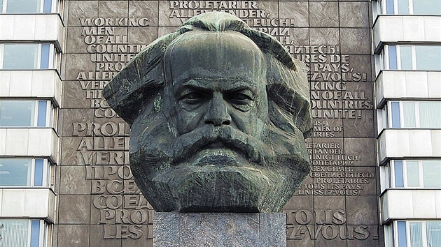Socha Karla Marxe v nmeckém Chemnitzu, díve Karl-Marx-Stadtu, stále stojí....