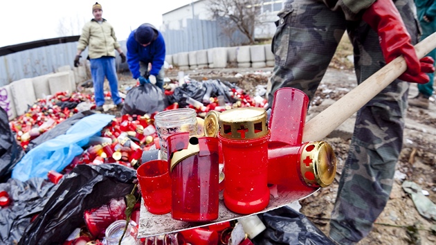 Dnes zaali vtvarnci Luk Gavlovsk a Roman vejda s pomocnky nakldat svky, kter pouij na sochu pro Vclava Havla.