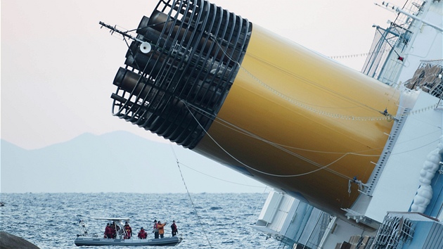 Záchranáská lo u potopené lodi Costa Concordia (15. ledna 2012)