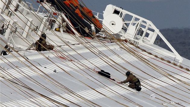 Italtí záchranái operují na trupu pevrácené lodi (17. ledna 2012)