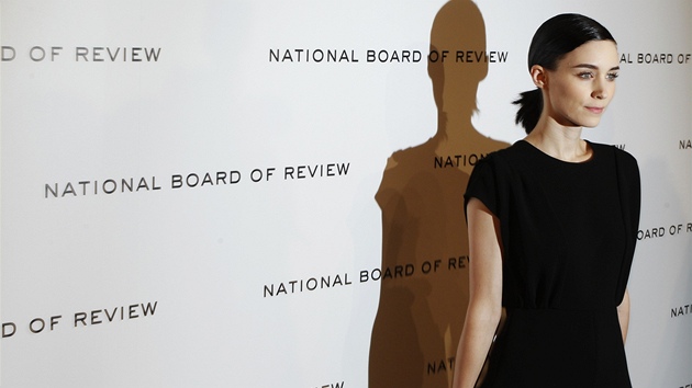 Rooney Mara na pedvn cen National Board of Review, kde zskala trofej pro nejlep hereku za film Mui, kte nenvid eny.
