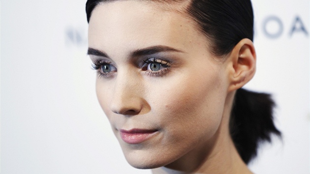 Rooney Mara na pedvn cen National Board of Review, kde zskala trofej pro nejlep hereku za film Mui, kte nenvid eny.