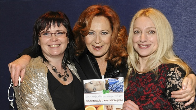 Simona Staová s autorkami knihy Aromaterapie v kosmetické praxi 