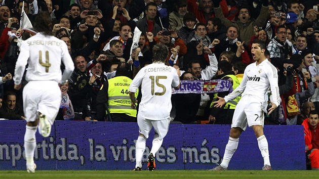 CO VY NA TO? Cristiano Ronaldo (vpravo) z Realu Madrid má velký dvod k