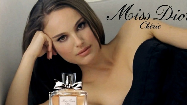 Natalie Portmanov v reklam na parfm Miss Dior Chrie (2011)