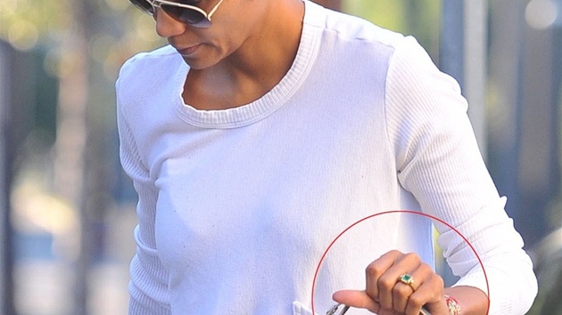 Halle Berry nosí zásnubní prsten od Oliviera Martineze.