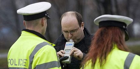 Policie si od povinných dechových zkouek slibovala, e za volantem dopadne více opilc. Nestalo se. Ilustraní foto