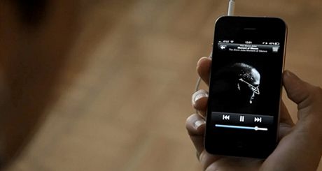 Osm sekund ticha za Steva Jobse je v prodeji v obchod iTunes.