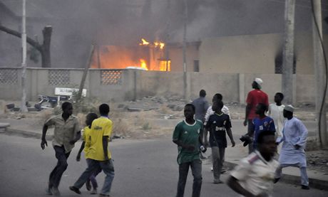 Lidé prchají po jednom z výbuch v nigerijském mst Kano