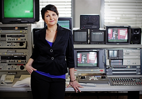 Modertorka Iveta Fialov v jedn z mnoha stien esk televize