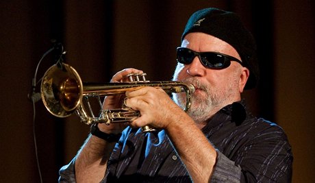 Trumpetista Randy Brecker pi vystoupení v portugalském Lisabonu (2009)