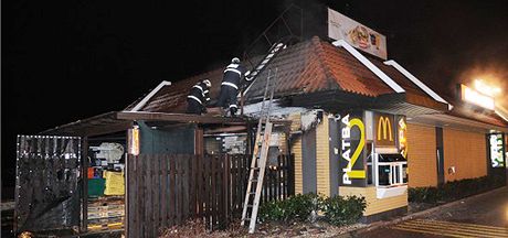 Pratí hasii likvidují poár restaurace na Evropské tíd. (26. ledna 2012)