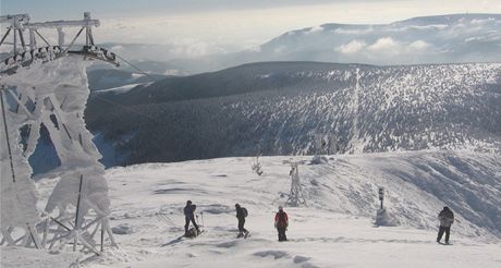 Turisté u horní stanice lanovky na Snce ve tvrtek 26. ledna 2012 v poledne. 