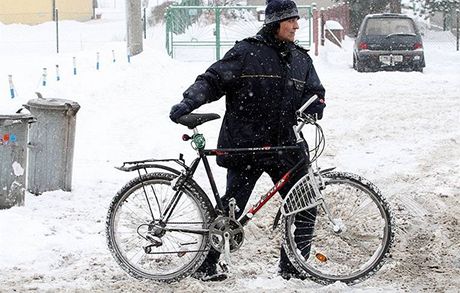 Na Jidichohradecku srazilo cyklistu nákladní auto nebo dodávka. idie hledá policie. Ilustraní snímek