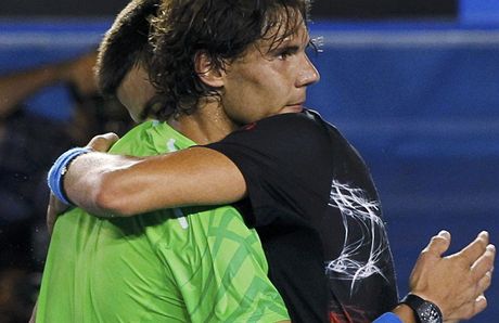 OBJETÍ FINALIST. Rafel Nadal a Novak Djokovi po skonení tém