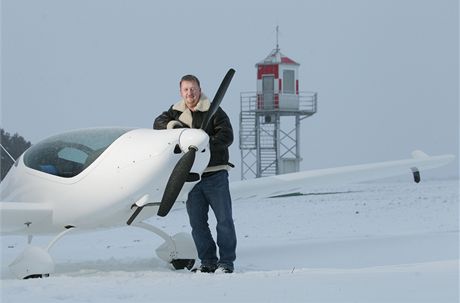 Vynálezce a výrobce letadel Martin tpánek pózuje na snímku s ultralightem.