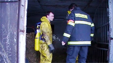 Dvanct prasat vytahovali hasii z jmky pi zchrann akci v Ostromi na