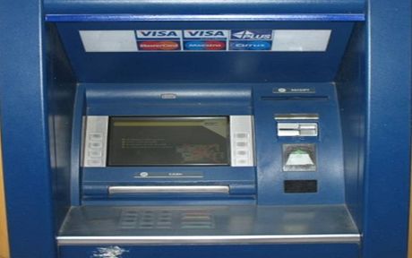 Skimmovací zaízení je na bankomatech vdy umístno tak, aby bylo co nejmén nápadné. Na tomto snímku je zabudováno v malé lit v horní pravé ásti bankomatu. Ilustraní snímek.