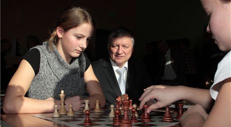 achový velmistr Anatolij Karpov otevel v Buthrad achovou kolu.