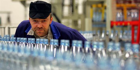 editel závodu Petainer Martin Hannsmann dohlíí na výrobu plastových lahví pro