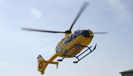 Zranného odvezl vrtulník do nemocnice v Ostrav. Ilustraní snímek