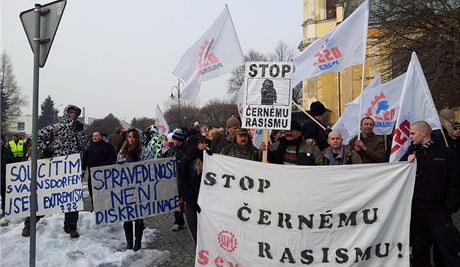 Poté, co ena zemela, svolala do Varnsdorfu pochod Dlnická strana sociální spravedlnosti. Policie ale vylouila, e by její úmrtí s novoroním útokem souviselo.