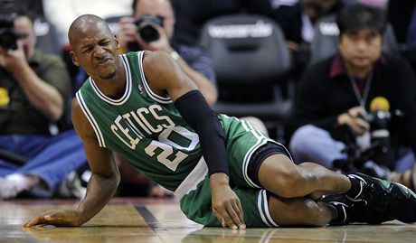 A SAKRA! Ray Allen z Bostonu zranný po faulu Jana Veselého z Washingtonu.