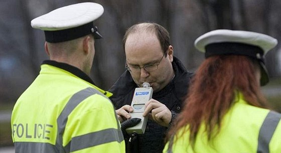 Policie si od povinných dechových zkouek slibovala, e za volantem dopadne více opilc. Nestalo se. Ilustraní foto