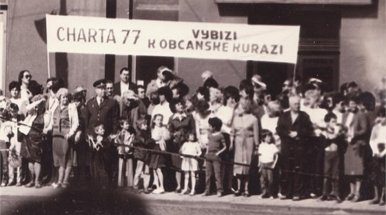 Bereza a Hradílek vybízejí k obanské kurái (1987).