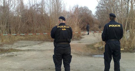 V koryt potoka na umpersku nali policisté igelitovou taku s mrtvým novorozentem. Ilustraní snímek