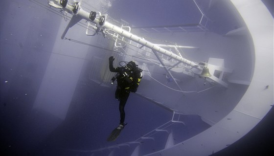 Italtí policejní potápi u vraku ztroskotané výletní lodi Costa Concordia