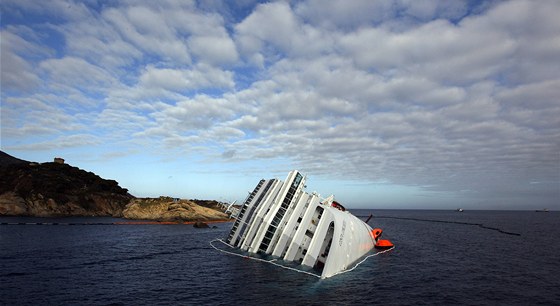 Ztroskotaná lo Costa Concordia se stala dominantou pobeí italského ostrova