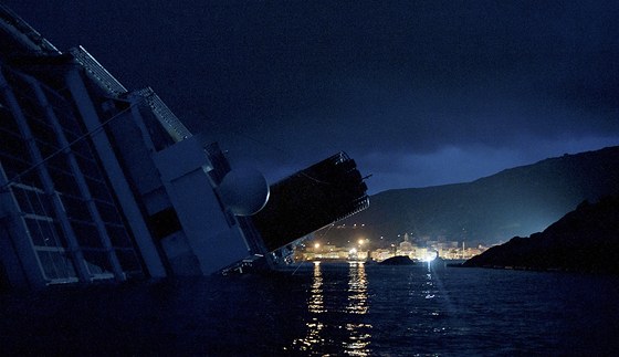 Ztroskotaná výletní lo Costa Concordia u beh ostrova Giglio (25. ledna 2012)