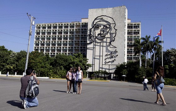 Turisté se fotí u budovy kubánského ministerstva vnitra v Havan, na ní se...