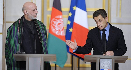 Francouzský prezident Nicolas Sarkozy (vpravo) a jeho afghánský protjek Hamíd Karzáí bhem tiskové kancelái v Paíi (27. ledna 2012)