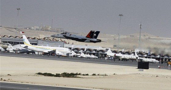 Americká stíhaka F-18 startuje ze základny v Bahrajnu