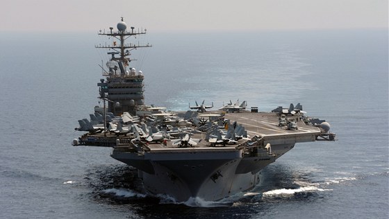Dní v Íránu bedliv steí i posádka americké letadlové lodi USS Abraham Lincoln.