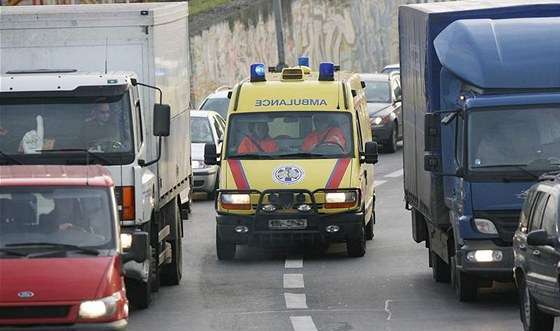 Mladík zemel v sanitce pi pevozu do steovické nemocnice. Ilustraní foto.