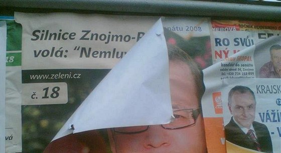 Strana zelených si stuje na pelepování svých plakát na Znojemsku