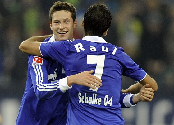 GRATULACE. Julian Draxler z Schalke 04 (elem) se po vsteleném gólu objímá s